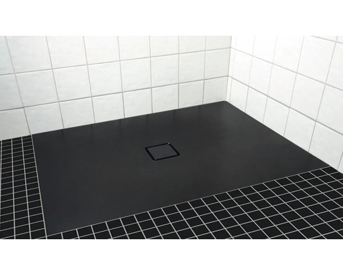 Ebenerdige Dusche mit quadratischem Ablauf in einem Badezimmer mit weißen Fliesen