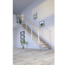 Treppe mit Holzstufen und Edelstahlgeländer in hellem Raum