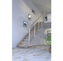Treppe mit Holzstufen und Metallgeländer in einem hellen Raum