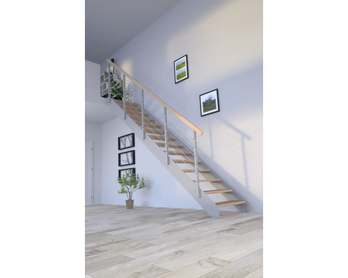 Treppe mit Holzstufen und Edelstahlgeländer in hellem Raum