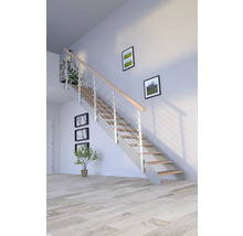 Treppe mit Holzstufen und Edelstahlgeländer in hellem Raum