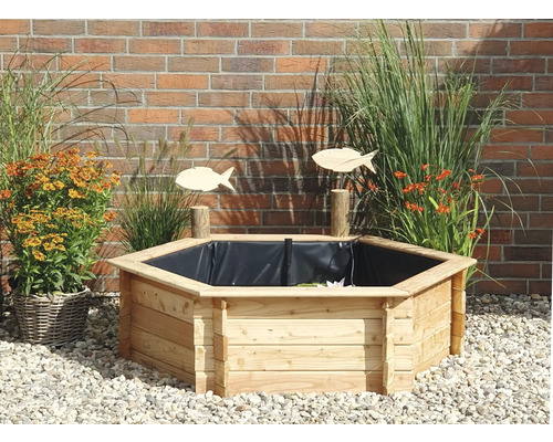 Holzhochbeet mit Teichfolie und Dekoration im Garten