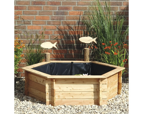 Holzteich im Garten mit Zierfischen