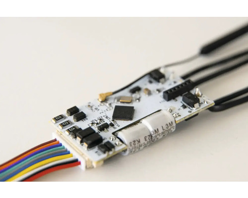 Leiterplatte mit elektronischen Bauteilen und Kabeln