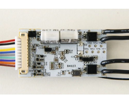 Elektronische Platine mit Bauteilen und Kabeln