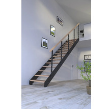 Treppe mit Stahlwangen und Holzstufen in einem Wohnraum.