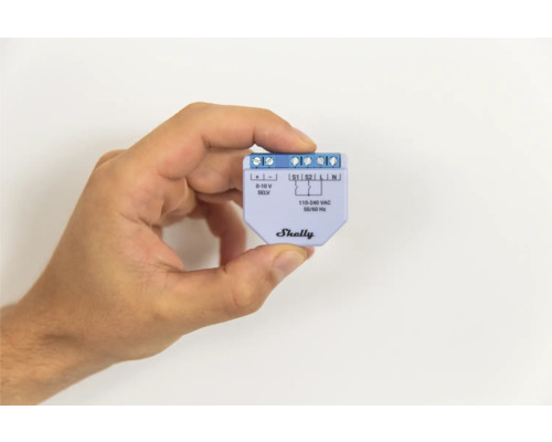 Hand hält Shelly Dimmer für Smart Home Steuerung