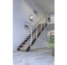 Treppe mit Holzstufen, Metallgeländer und Bildern an der Wand in einem hellen Raum.