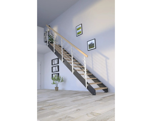 Treppe mit Holzstufen und Geländer aus Metall und Holz in einem Wohnraum