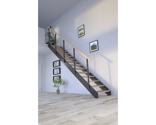 Treppe mit Holzstufen und Metallgeländer im Innenraum