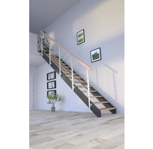 Treppe mit Metallgeländer und Holzstufen in einem hellen Raum