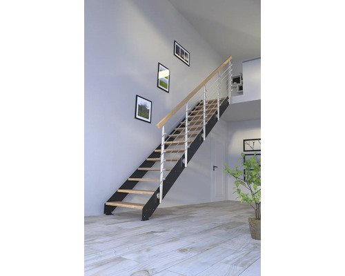 Treppe mit Holzstufen, Metallgeländer und Bildern an der Wand in einem hellen Raum