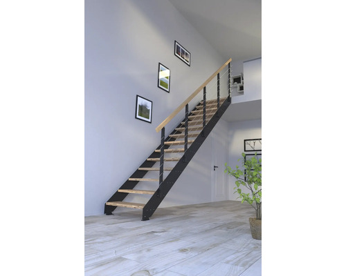 Treppe mit Holzstufen und Metallrahmen im Innenraum
