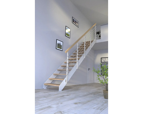 Treppe mit Holzstufen und Metallgeländer im Innenraum