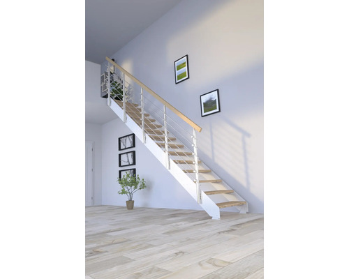 Treppe mit Holzstufen und Edelstahlgeländer in einem hellen Raum