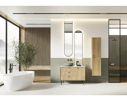 Helles Badezimmer mit Badewanne, Waschtisch, Spiegel, Duschkabine und Holzverkleidung