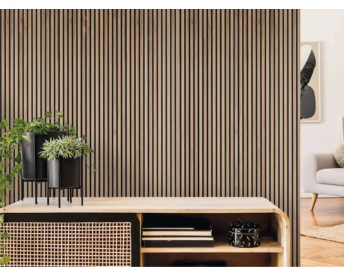 Raumgestaltung mit Wandpaneelen in Holzoptik, Regal und Dekoration