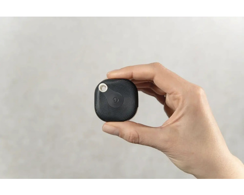 Person hält einen schwarzen Schlüsselfinder