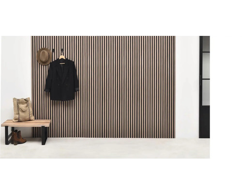 Beispiel eines Eingangsbereichs mit Wandpaneelen, Bank und Garderobe