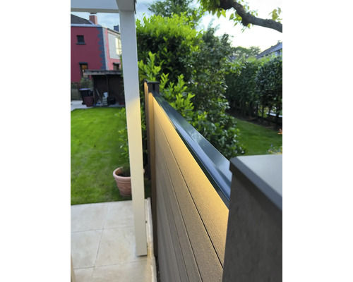 Gartenansicht mit beleuchtetem Zaun aus Holz