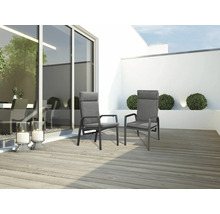 Zwei graue Gartenstühle mit hoher Rückenlehne auf einer Terrasse.