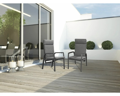 Zwei graue Gartenstühle mit hoher Rückenlehne auf einer Terrasse.