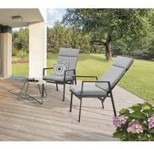 Terrasse mit zwei Liegestühlen, einem Beistelltisch und Gartenpflanzen