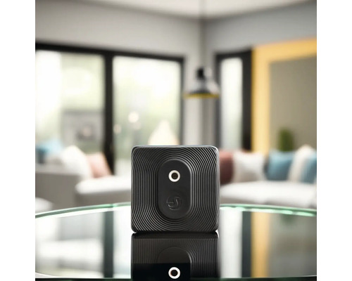 Smarterhome-Sensor auf einem Tisch in einem Wohnzimmer