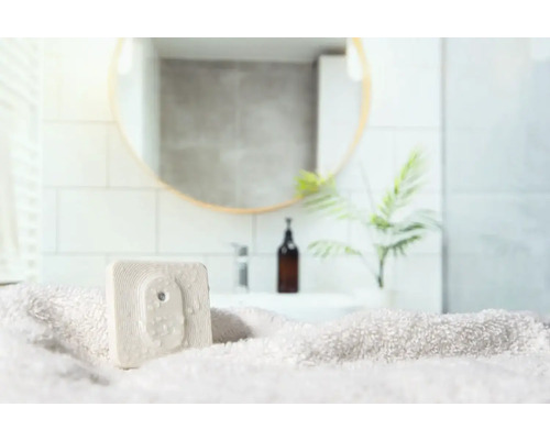 Badezimmer Szene mit Handtuch und Lufterfrischer