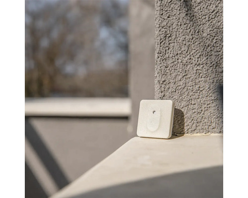 Quadratischer Melder auf einer Mauerkante