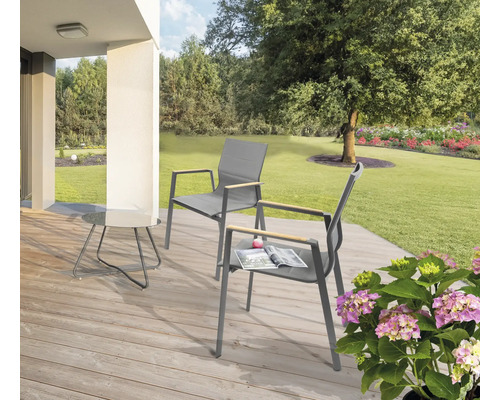 Gartenszene mit zwei Stühlen und einem Beistelltisch auf einer Holzterrasse