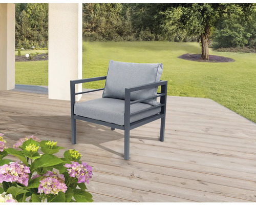 Gartenmöbel: Sessel mit Kissen auf einer Terrasse