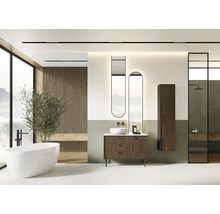 Helles Badezimmer mit Badewanne, Waschtisch mit Waschbecken, Spiegeln und Dusche.