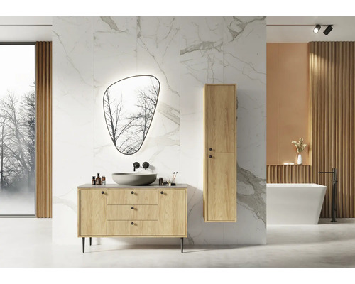 Badezimmer mit Waschtischunterschrank, Spiegel, Hochschrank und Badewanne