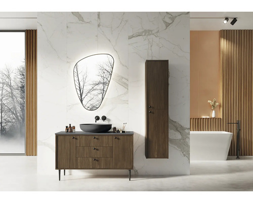 Modernes Badezimmer mit Waschtisch, Spiegel, Hochschrank und Badewanne vor einer Marmorwand