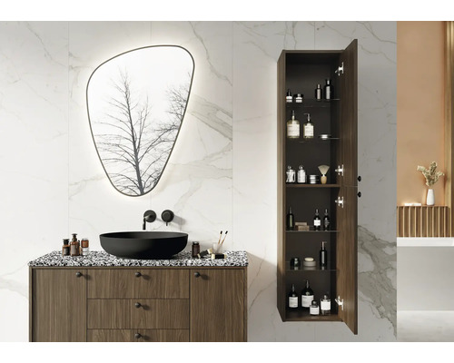 Badezimmer mit Waschtischunterschrank, Aufsatzwaschbecken, Spiegelschrank und Hochschrank