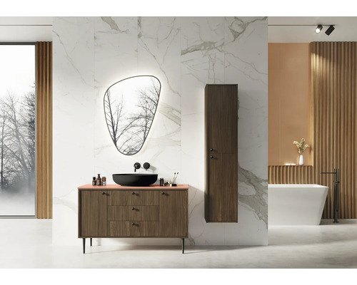 Modernes Badezimmer mit Waschtischunterschrank, Aufsatzwaschbecken, Spiegelschrank und Badewanne.