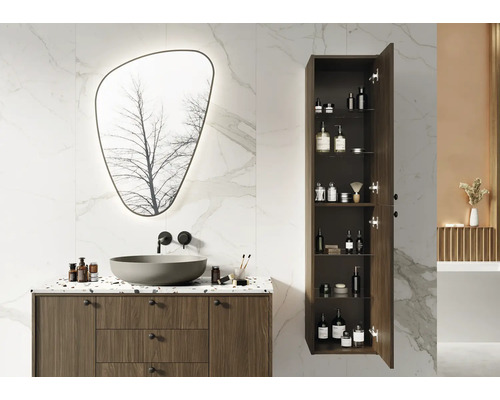 Badezimmer mit Waschtisch, Spiegel und offenem Hochschrank zur Aufbewahrung von Badartikeln