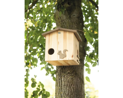 Holz-Vogelhaus mit Eichhörnchen-Motiv am Baum