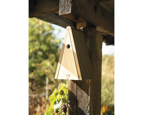 Dreieckiges Vogelhaus aus Holz aufgehängt an einem Holzbalken