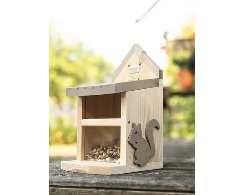 Eichhörnchenfutterhaus aus Holz mit Futter