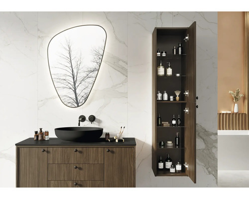 Modernes Badezimmer mit Waschtisch, Spiegel und Hochschrank zur Aufbewahrung von Badutensilien.