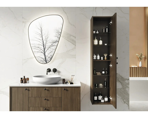 Badezimmer mit Waschtisch, Spiegel und offenem Hochschrank zur Aufbewahrung