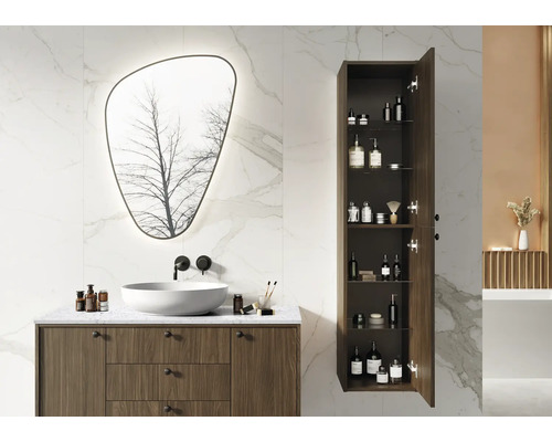 Modernes Badezimmer mit Waschtisch, Spiegel und offenem Hochschrank zur Aufbewahrung von Badartikeln