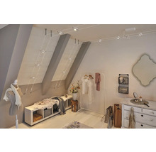 Einrichtung eines Dachgeschosszimmers mit Schienensystem zur Deckenbeleuchtung, Bank und Kommode