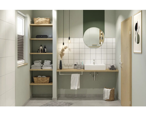 Helles Badezimmer mit Waschbecken, Spiegel, Regalen und Handtüchern für ein organisiertes Ambiente