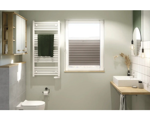 Helles Badezimmer mit Waschbecken, Spiegel, Heizkörper und Fensterjalousie.