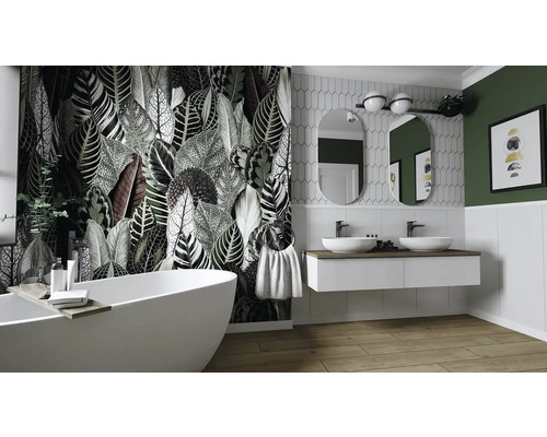 Helles Badezimmer mit Badewanne, Waschbeckenunterschrank und Tapete mit Pflanzenmuster