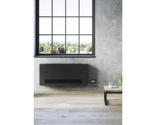 Raum mit Fenster und flachem Heizkörper an der Wand.