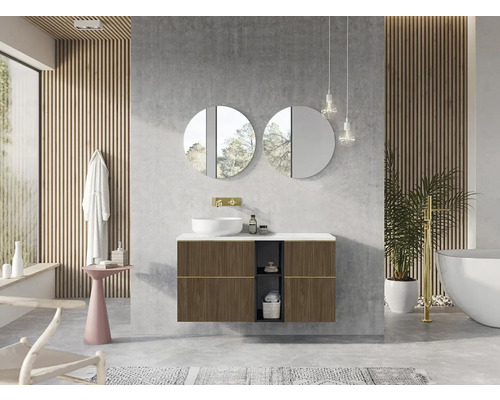 Modernes Badezimmer mit Waschtisch, Spiegeln und Badewanne